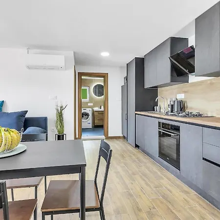 3 Bedroom Awesome In Holiday home *